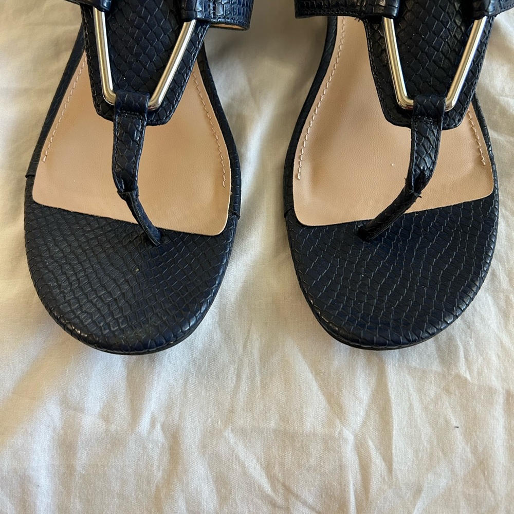 The Limited Women's Navy ‘Indy’ Sandals with silver Accents size 8.5 - Picture 6 of 9